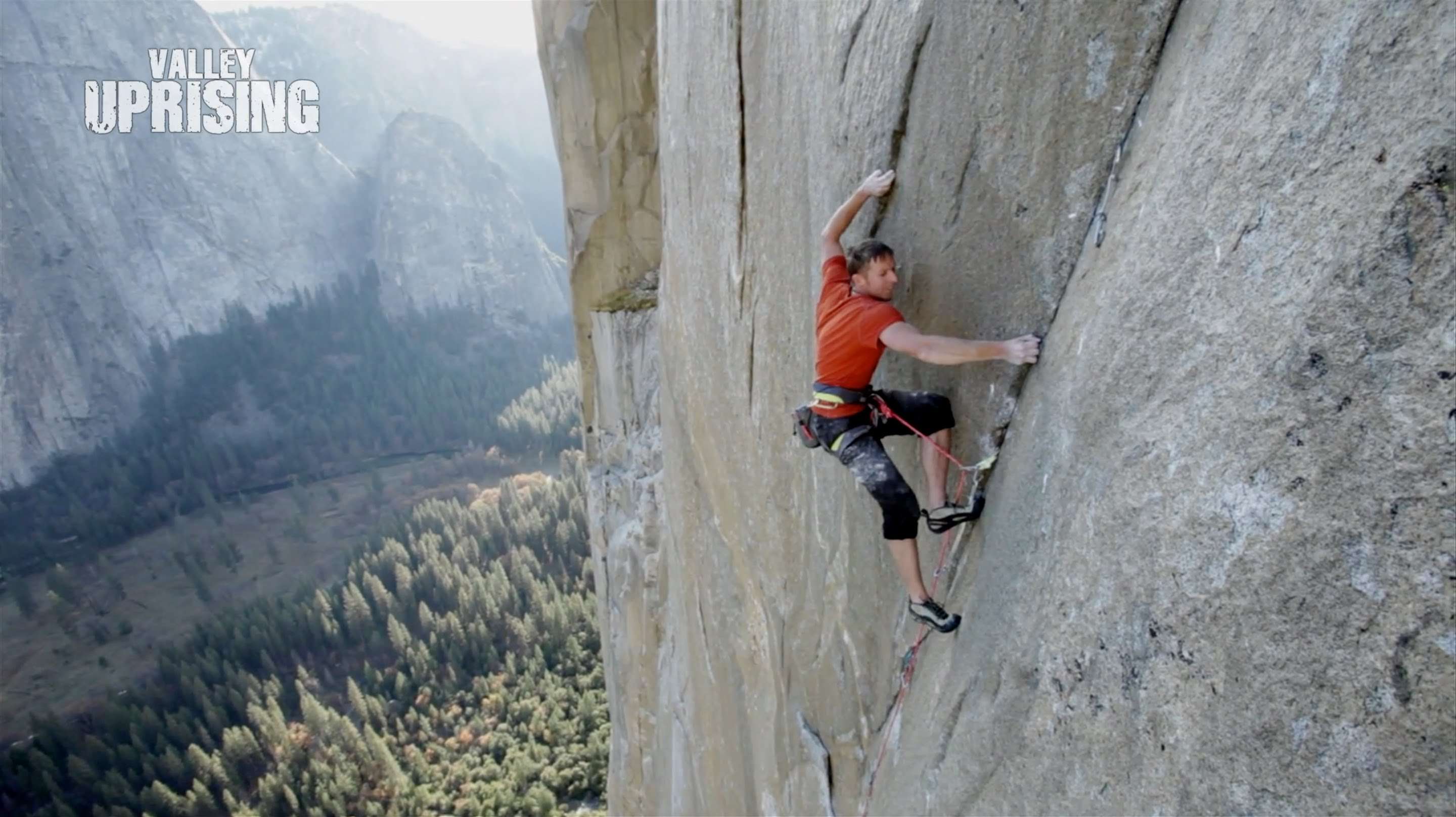 Climb under. Томми Колдуэлл скалолаз. Эль Капитан скалолазы. Альпинисты спят на скале. Отвесная стена.