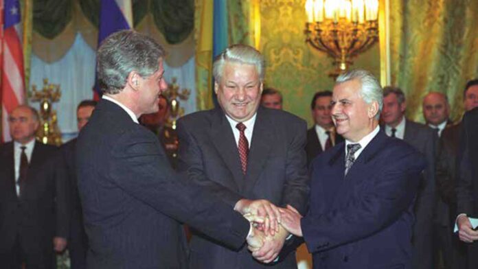 U.S. President Clinton, Russian President Yeltsin, and Ukrainian President Kravchuk after signing the Trilateral Statement in Moscow on 14 January 1994.